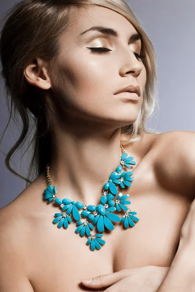 Bela mulher na moda com jóias — Fotografia de Stock