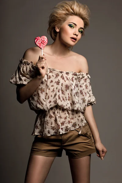 사탕과 아름 다운 유행 여자 — 스톡 사진