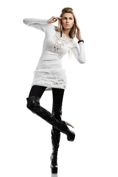 Gyönyörű divatos nő elszigetelt fehér background — Stock Fotó