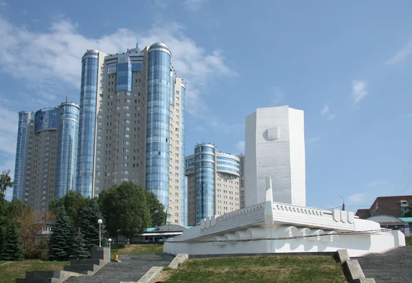 Beyaz kabuğu ve modern binalar Stok Fotoğraf