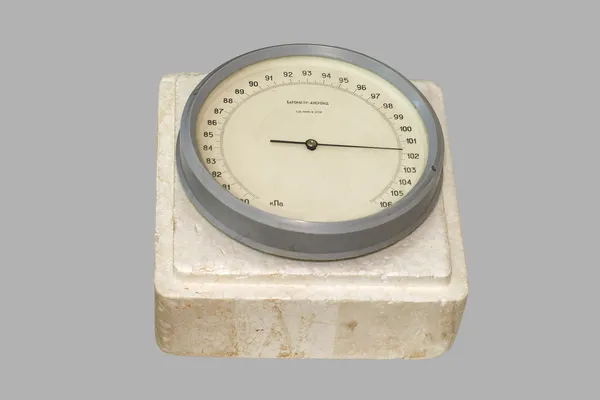 古いアネロイド気圧計. — ストック写真
