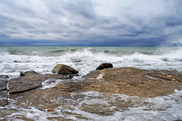 Wellen brechen an einer felsigen Küste — Stockfoto