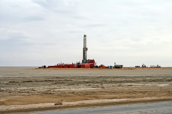 Booreiland in de Noord buzachi olieveld — Stockfoto