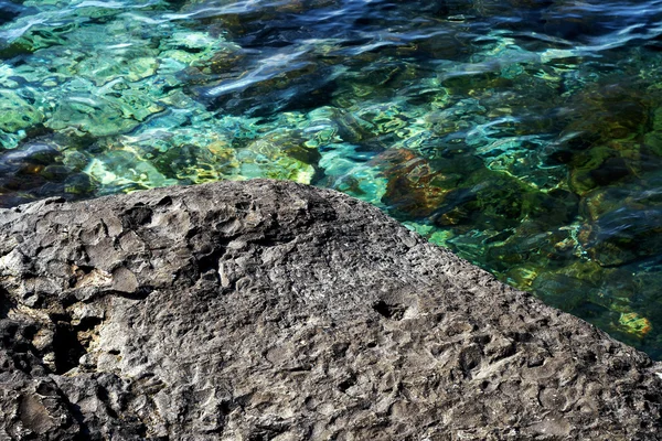 Textured rock and cool water — Stock Photo, Image