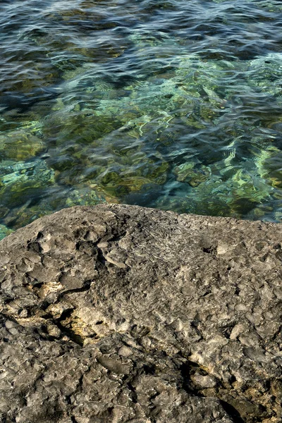 Texturerat rock och kallt vatten — Stockfoto