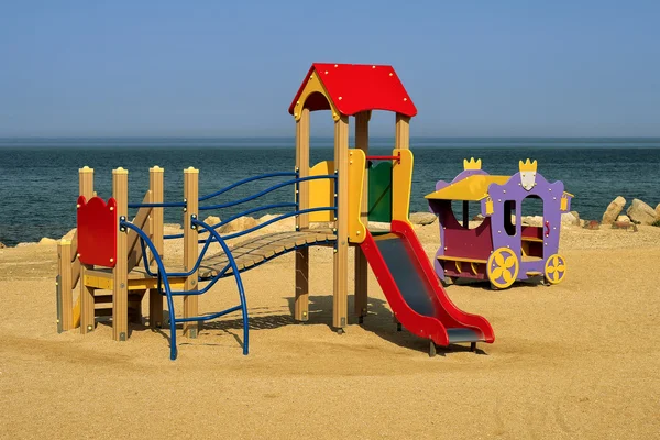 Bambini colorati scivolo parco giochi — Foto Stock