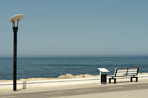 Empty bench overlooking the ocean — Stock Photo, Image