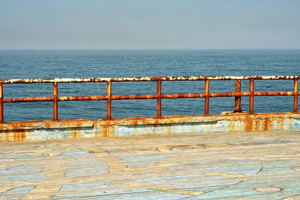 Deniz kenarındaki aşınmış metal korkuluk — Stok fotoğraf