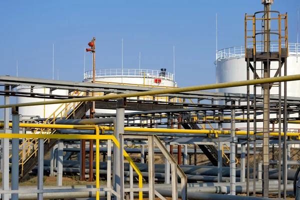 Вид резервуаров на нефтеперерабатывающем заводе — стоковое фото