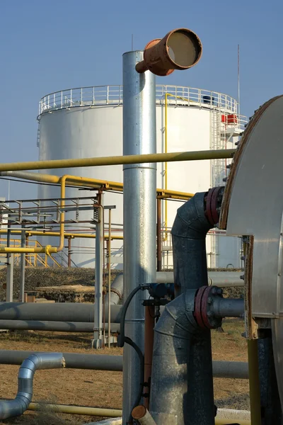 Вид резервуаров на нефтеперерабатывающем заводе — стоковое фото
