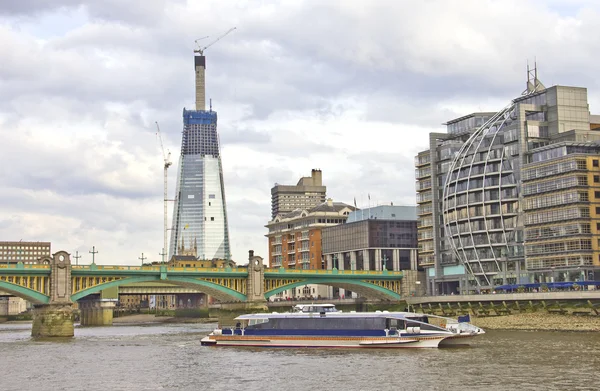 Southwark Bridge y edificios modernos, Londres, Reino Unido — Foto de Stock