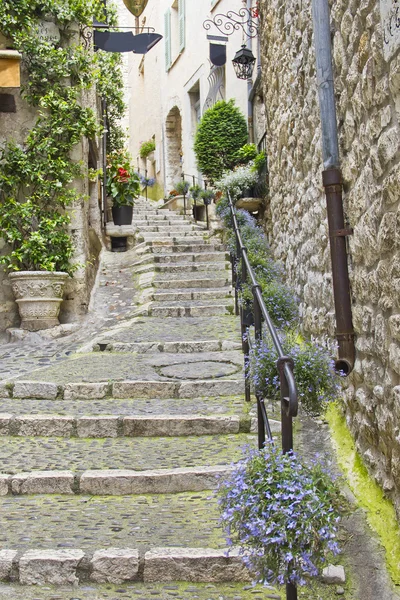 Улица в средневековом городе Сент-Поль-де-Ванс, Франция — стоковое фото
