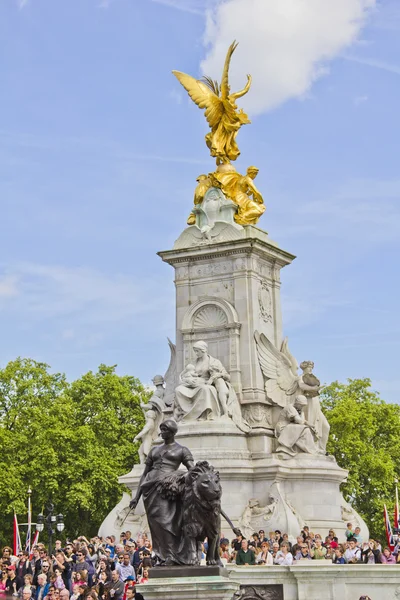Eine Gruppe Touristen beobachtet die Wachablösung am Viktoriadenkmal — Stockfoto