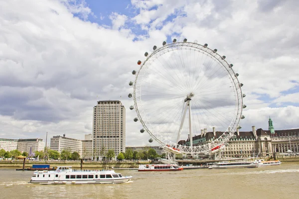 The London Eye and the Thames river in London, — Stock Photo, Image