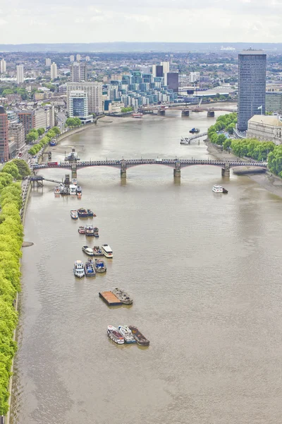Вид с воздуха на Лондон и Темзу — стоковое фото
