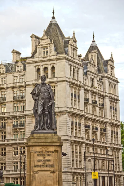 Whitehall, Londra, uk üzerinde devonshire Dükü heykeli — Stok fotoğraf