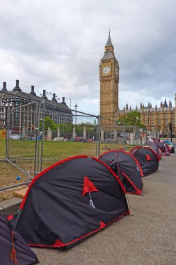 Londra daki bir harap yaşayan barış protestocular