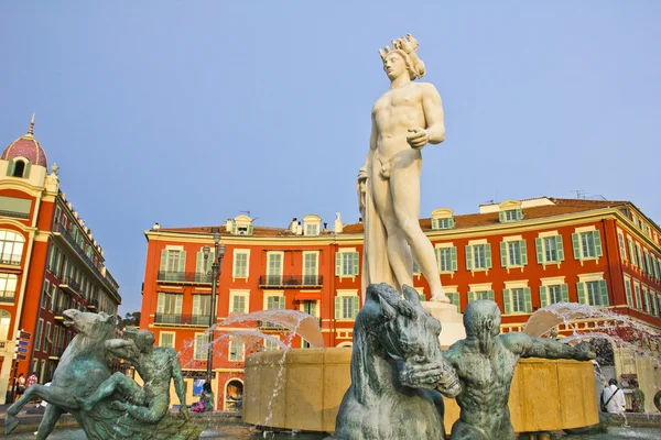 Plaats Massena in Nice met de Fontaine du Soleil en het Apollo standbeeld — Stockfoto