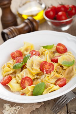 tortellini peynir ve domates ile