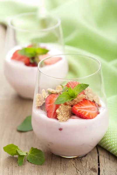 Yaourt aux fraises avec flocons de maïs et menthe — Photo