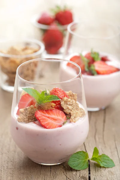 Yaourt aux fraises avec flocons de maïs et menthe — Photo