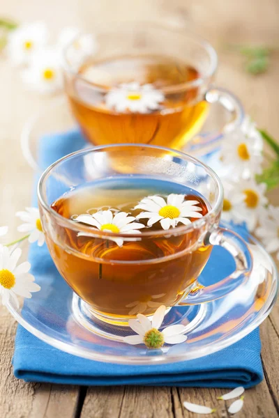 Šálek bylinkového čaje s heřmánkovými květy — Stock fotografie