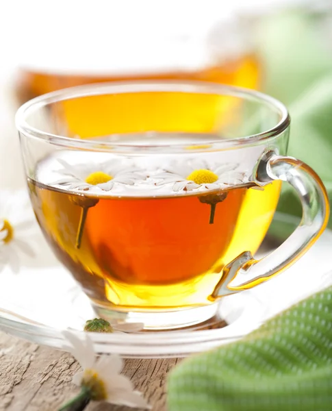 Secangkir teh herbal dengan bunga chamomile — Stok Foto