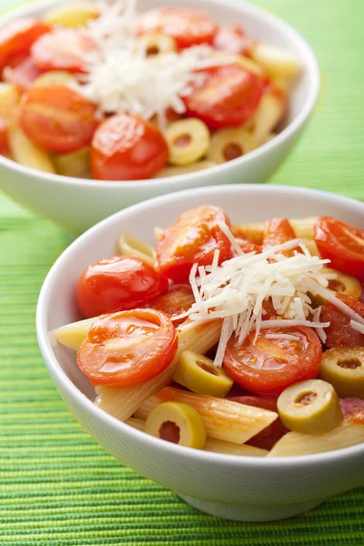 Makaron z pomidorami i salami — Zdjęcie stockowe