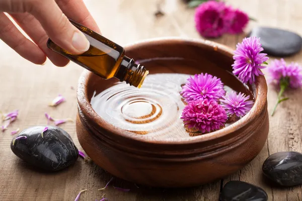 Ätherisches Öl für die Aromatherapie — Stockfoto