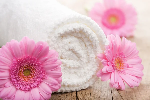 Handtücher und Blumen für den Wellnessbereich — Stockfoto