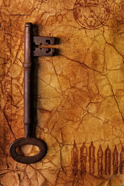 Dokulu kağıt üzerinde eski anahtar — Stok fotoğraf