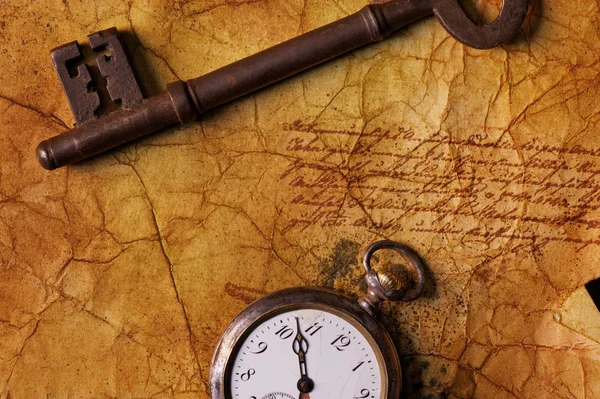 テクスチャ紙の時計と古いキー — ストック写真