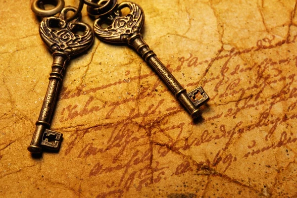 De oude sleutels op de geweven papier — Stockfoto