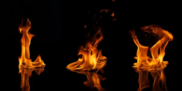 Огонь пламени отражается в воде — стоковое фото