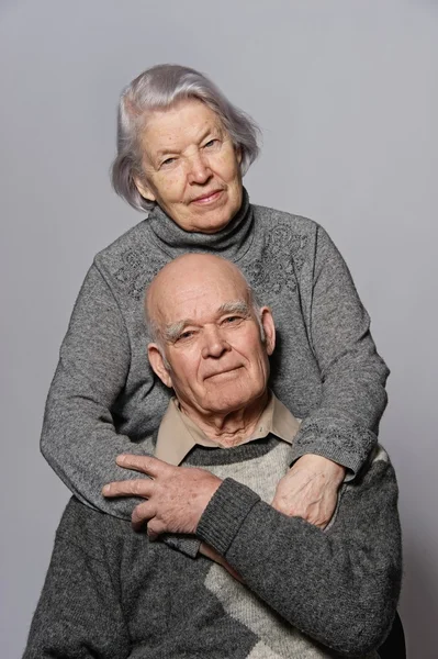 Πορτρέτο ενός ευτυχισμένου ηλικιωμένου ζευγαριού που αγκαλιάζεται — Φωτογραφία Αρχείου