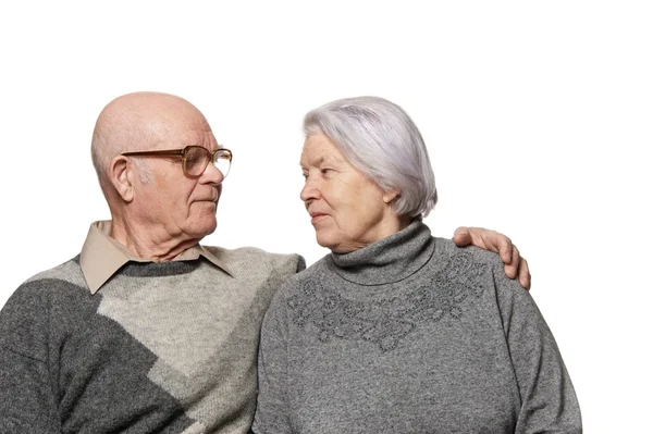 Egy boldog idős pár portréja, akik átölelik egymást. — Stock Fotó
