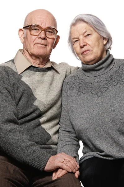 Портрет счастливой пожилой пары, обнимающей друг друга — стоковое фото