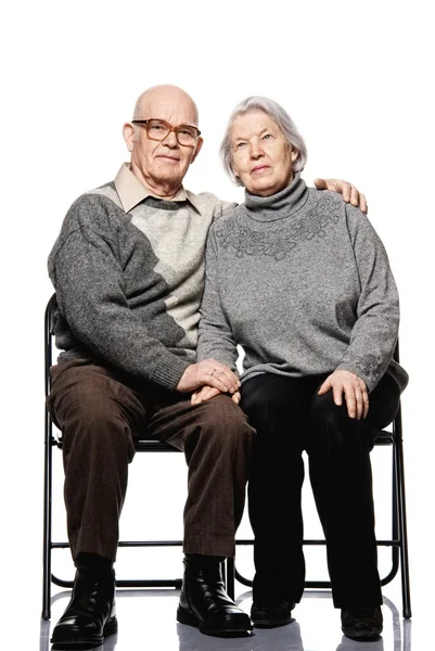 Portrait d'un heureux couple de personnes âgées s'embrassant — Photo
