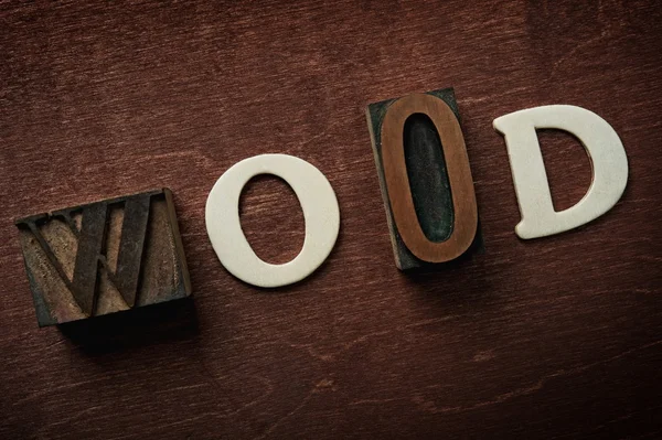 La palabra madera escrita sobre fondo de madera —  Fotos de Stock