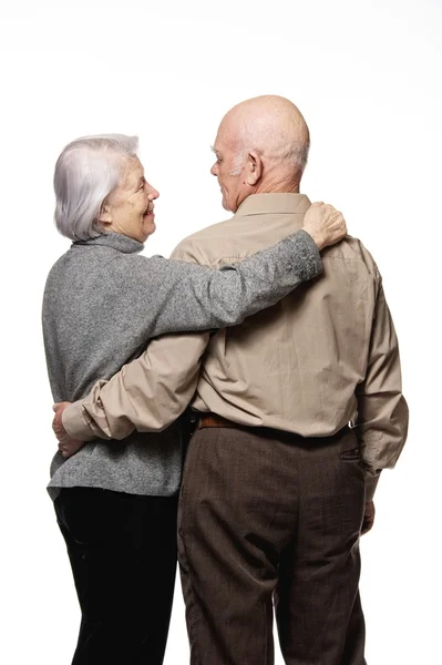 Porträtt av ett lyckligt äldre par som omfamnar varandra — Stockfoto
