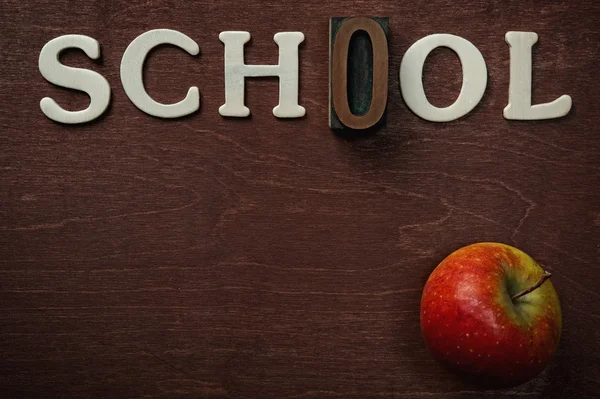 Слово школа написана на деревянном фоне — стоковое фото