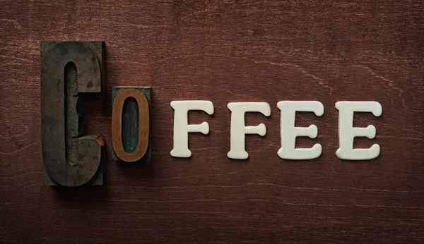 木制背景上写的字咖啡 — 图库照片