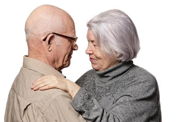 Portrait d'un heureux couple de personnes âgées s'embrassant — Photo