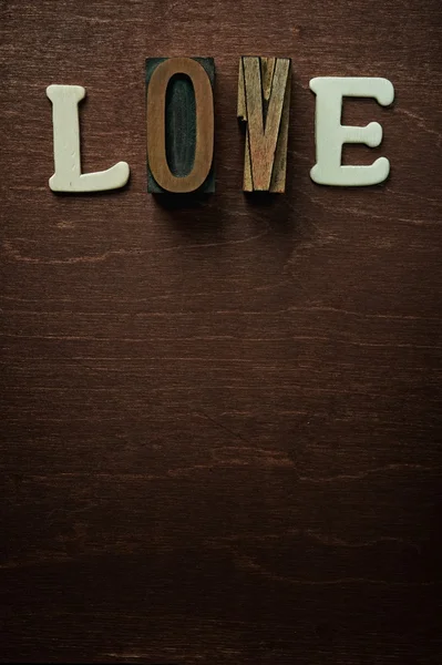 Het woord liefde geschreven op houten achtergrond — Stockfoto