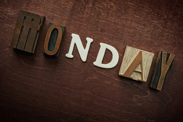 A palavra segunda-feira escrito em fundo de madeira — Fotografia de Stock
