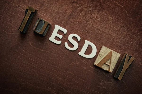 Het woord dinsdag geschreven op houten achtergrond — Stockfoto