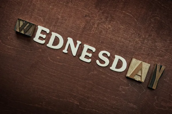 The word wednesday written on wooden background — Stock Photo, Image