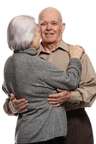 Portret szczęśliwej pary seniorów obejmującej się nawzajem — Zdjęcie stockowe
