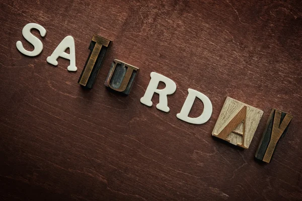 A palavra sábado escrito em fundo de madeira — Fotografia de Stock