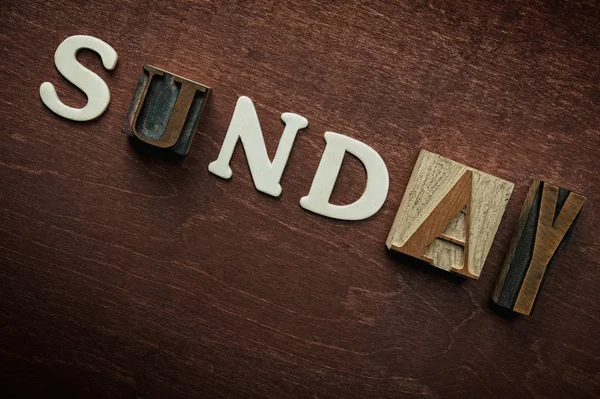Das Wort Sonntag auf Holzgrund geschrieben — Stockfoto